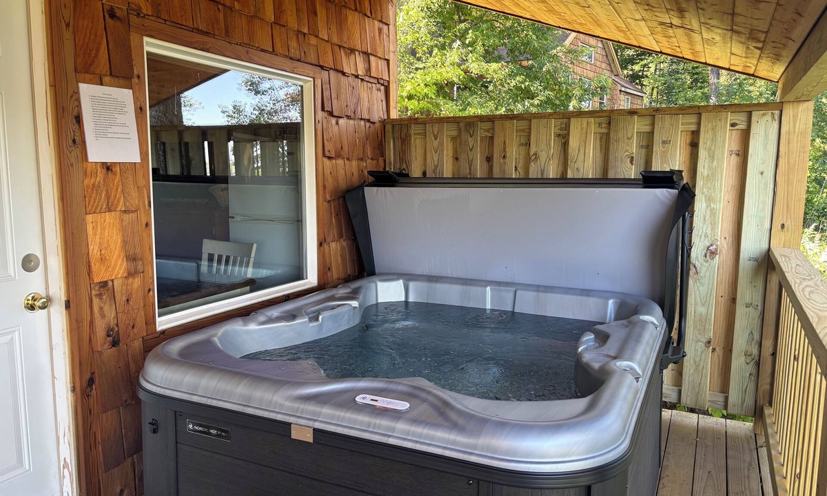 Au Train Cabin | 1 bedroom lake front cabin with outdoor hot tub