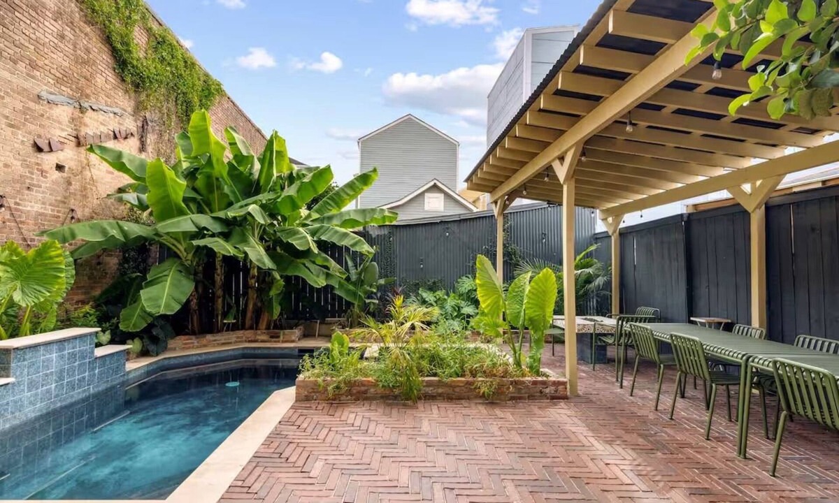 Faubourg Lafayette House | 1 Block to Parade & St Charles, Heated Pool & Hot Tub, Walk to French Qtr
