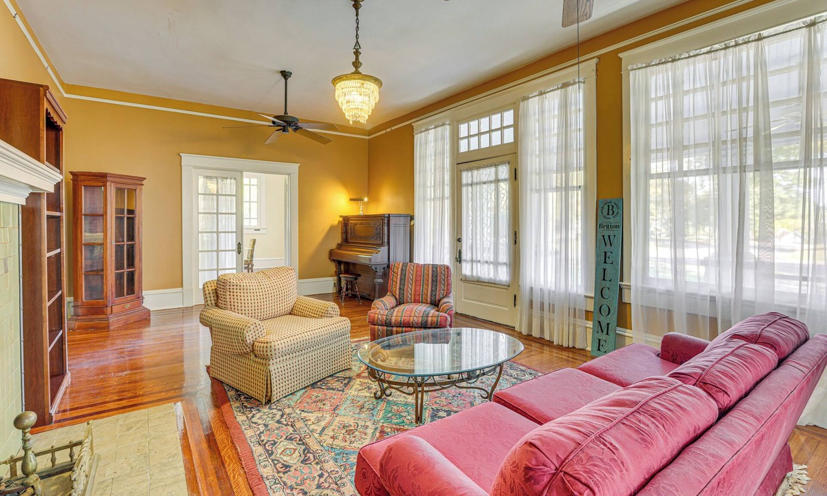 Meridian House | 1 Mi to Dtwn Meridian: Historic Home w/Porch!