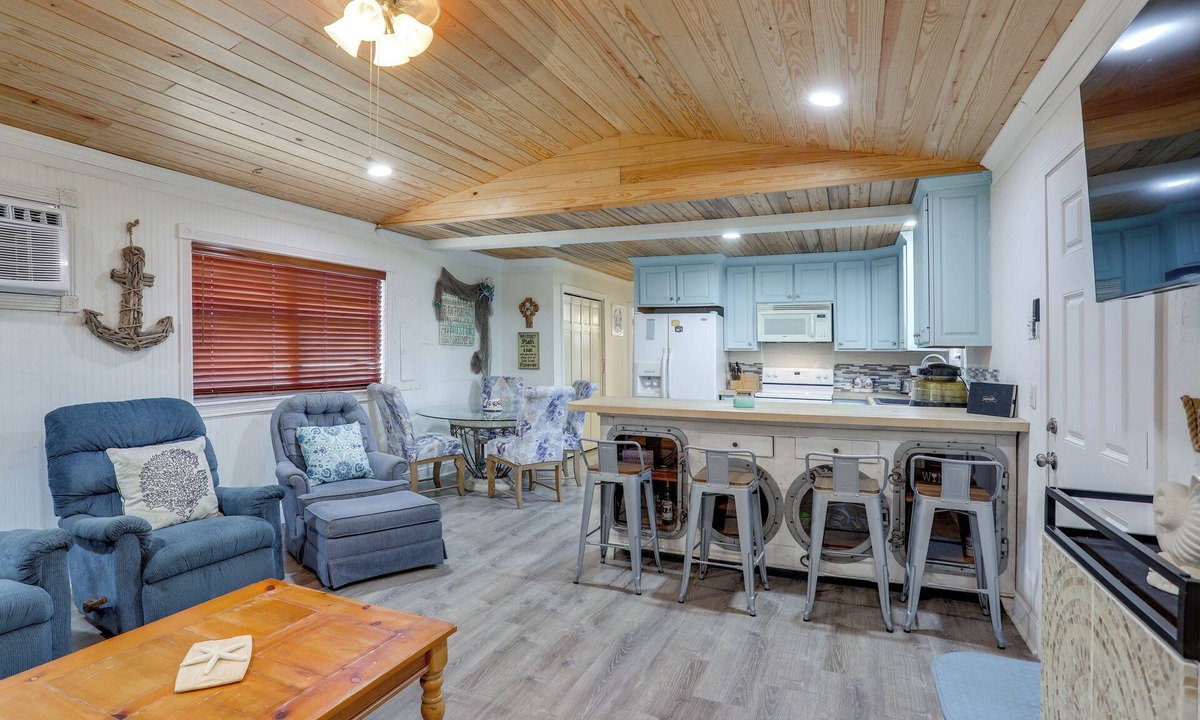 Grand Isle House | 1 Mi to Festivals! Grand Isle Getaway w/Deck