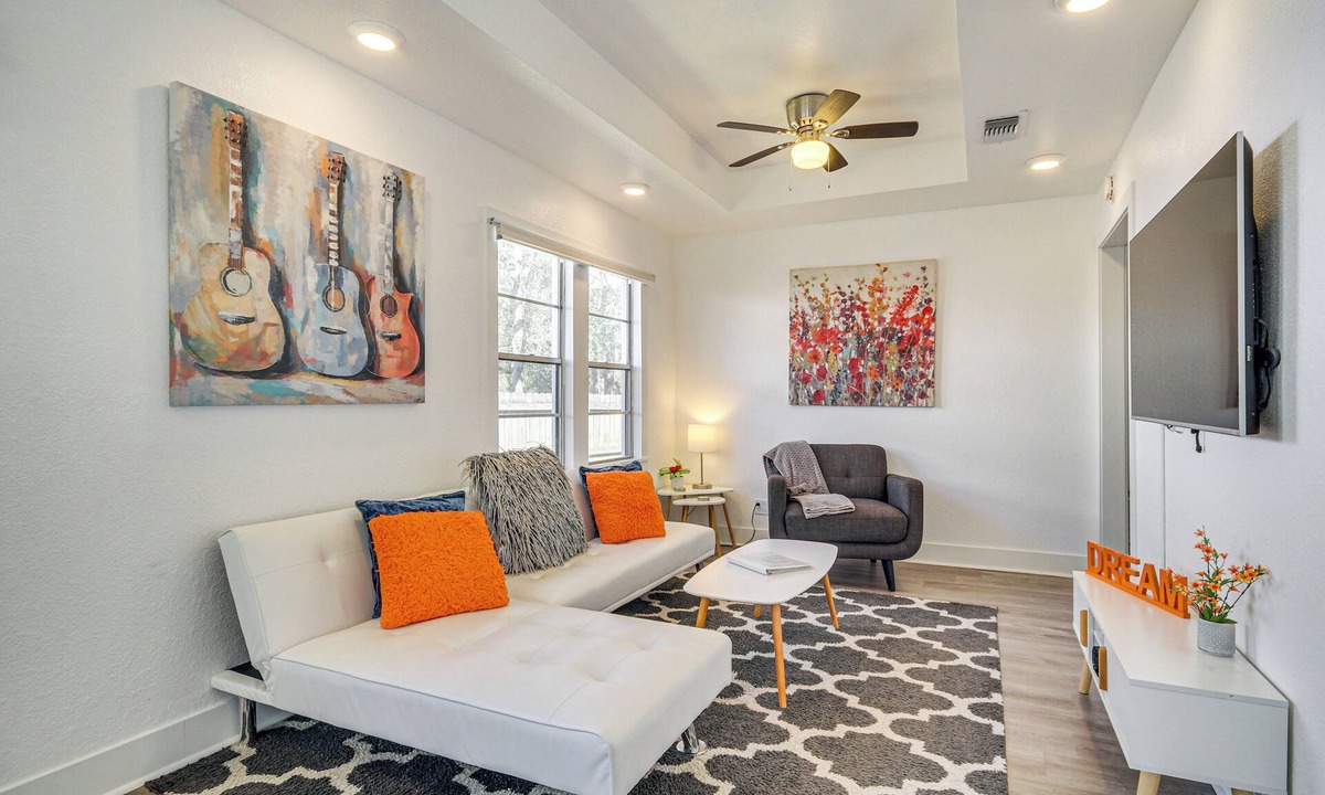 Long Beach Cottage | 1 Mi to Gulf Coast! Couples Retreat in Long Beach