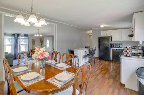 Albany House | 1 Mi to US Marine Base Albany: Cozy Getaway!
