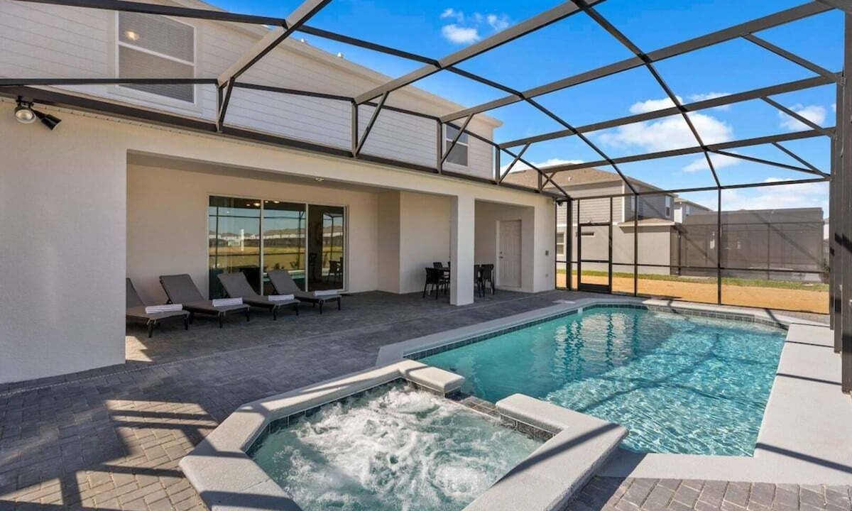 Davenport House | 10 bedroom Disney area rental with dining for 16 and screened pool
