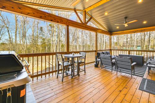 Royal House | 11 Mi to Marina on Lake Hamilton: Cabin Getaway