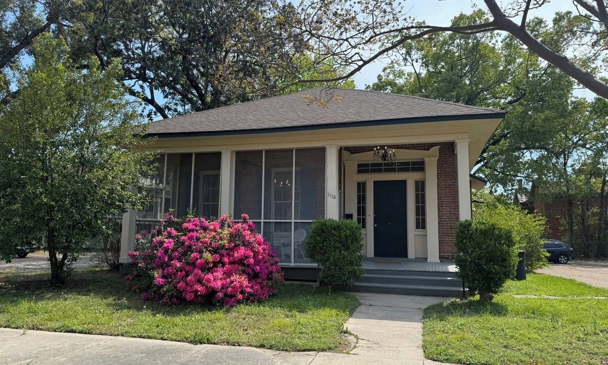 Vicksburg House | 1848 T.J. Harper house in historic enclave close to restaurants, downtown, etc.
