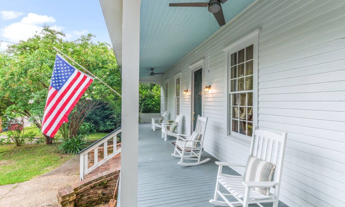 Natchez House | 1880's Cozy Cottage, close to Historical Downtown. Sleeps up to 6 3B3B-pets OK