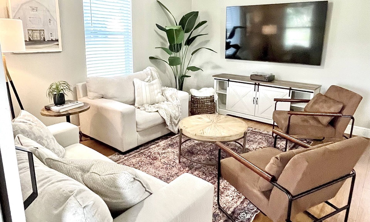 Mount Dora Cottage | “1933” Sleeps 6, King Beds, Spacious, 5 min walk to downtown Mt. Dora