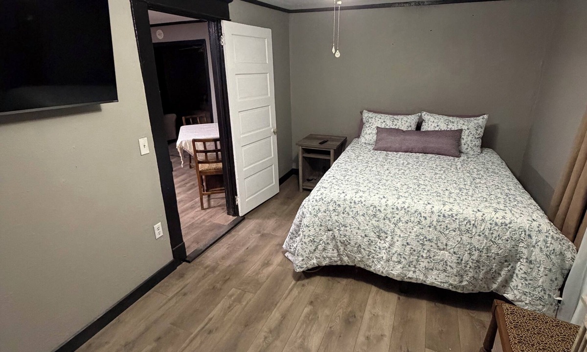 Meridian House | 2 bedroom cozy country cabin 1 minute from town.