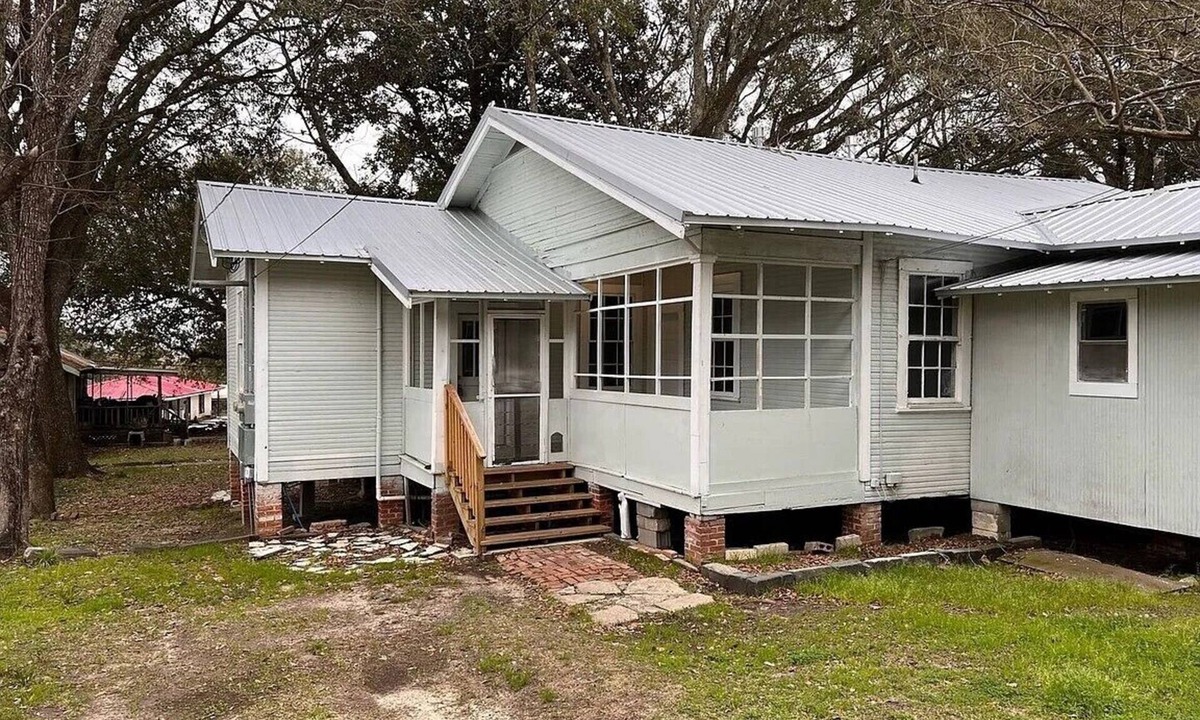 Chickasaw House | 2-bedroom house in Chickasaw