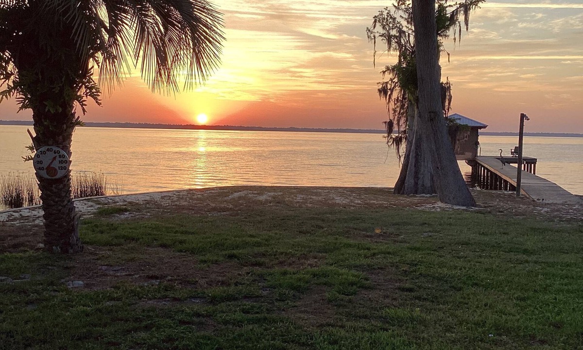 Crescent City House | 2-bedroom lake house on Crescent Lake.Close to Daytona, Orlando, St.Augustine