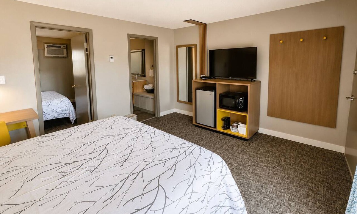 Cheboygan Hotel | 2-bedroom suites at continental inn downtown cheboygan