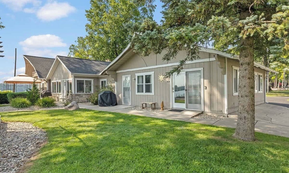 Newaygo Cottage | 2 Lakefront Cottages Docks, Kayaks, Bikes, BBQ