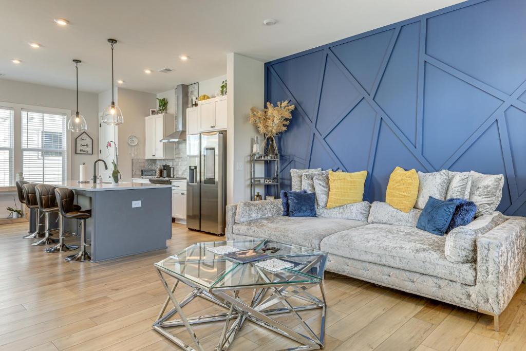 Chosewood Park House | 2 Mi to Zoo Atlanta: Modern Townhome w/Balcony