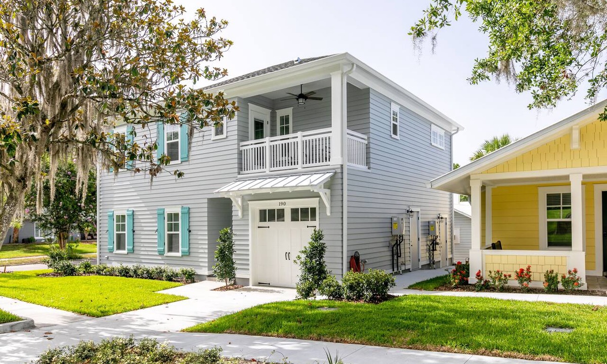 Mount Dora Apartment | 2 min walk to Downtown/KING BED/Golf Cart Rental/Pet Friendly!