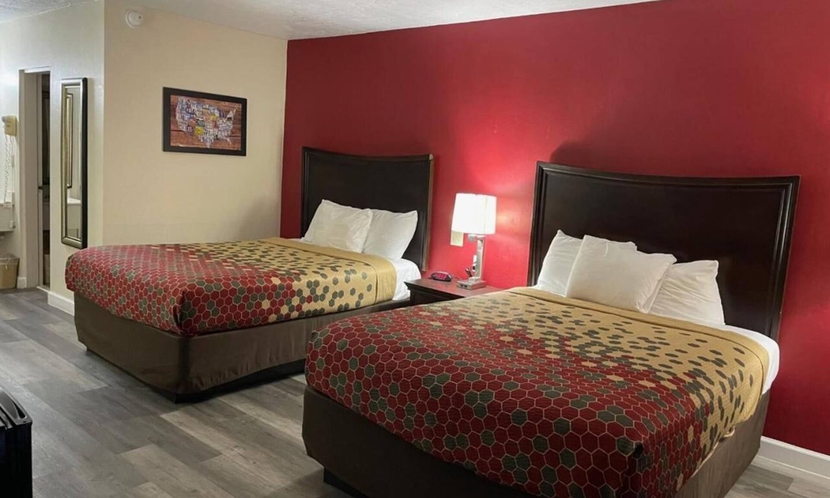 Perry Hotel | 2 Pet Friendly Rooms | Near Rozar Park | Free Parking, Breakfast & Pool Access