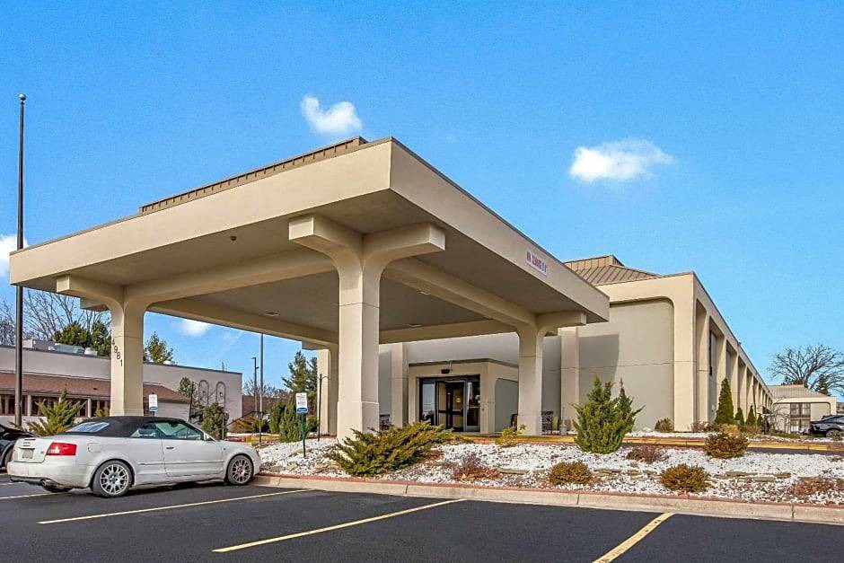Grand Rapids Hotel | 2-Star Hotel ∙ Clarion Inn and Suites Airport