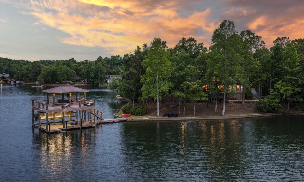 Dadeville House | 2 Story Dock w/Jump Platform & Outdoor TV/Stunning Views/Dog Friendly/Kayaks