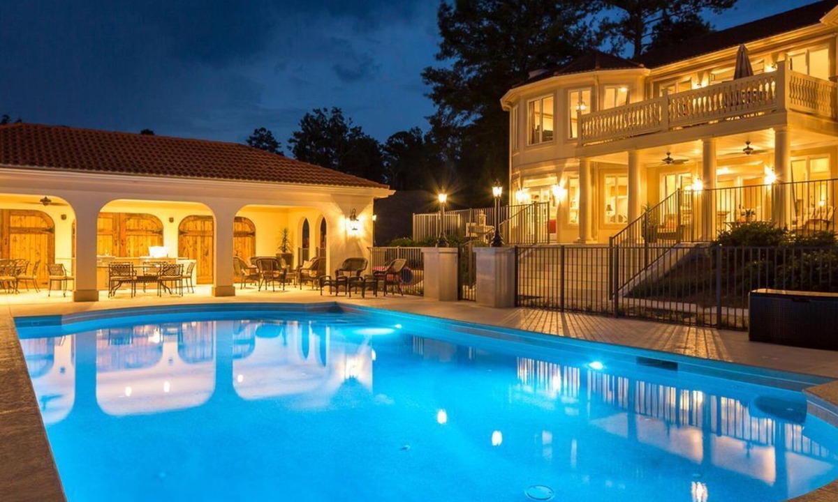 Greensboro House | 20% Off Until 2027, Elevator, Lake Front, Pool, Pontoon, Theater, Fire Pit, WOW