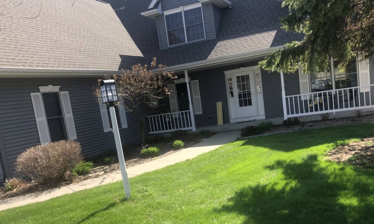 Appleton House | 23 miles EAA Oshkosh, 29 miles Green Bay Packers, 4 miles Lawrence University.