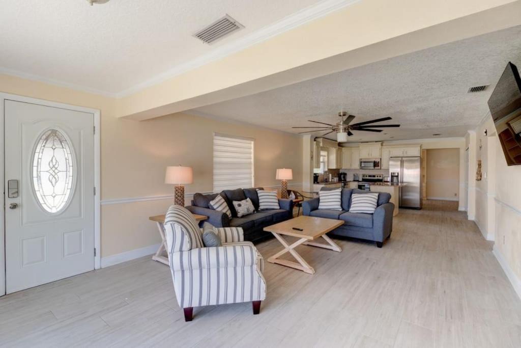 O'byrne House | 3 bedroom 2 bath home walking distance to beach