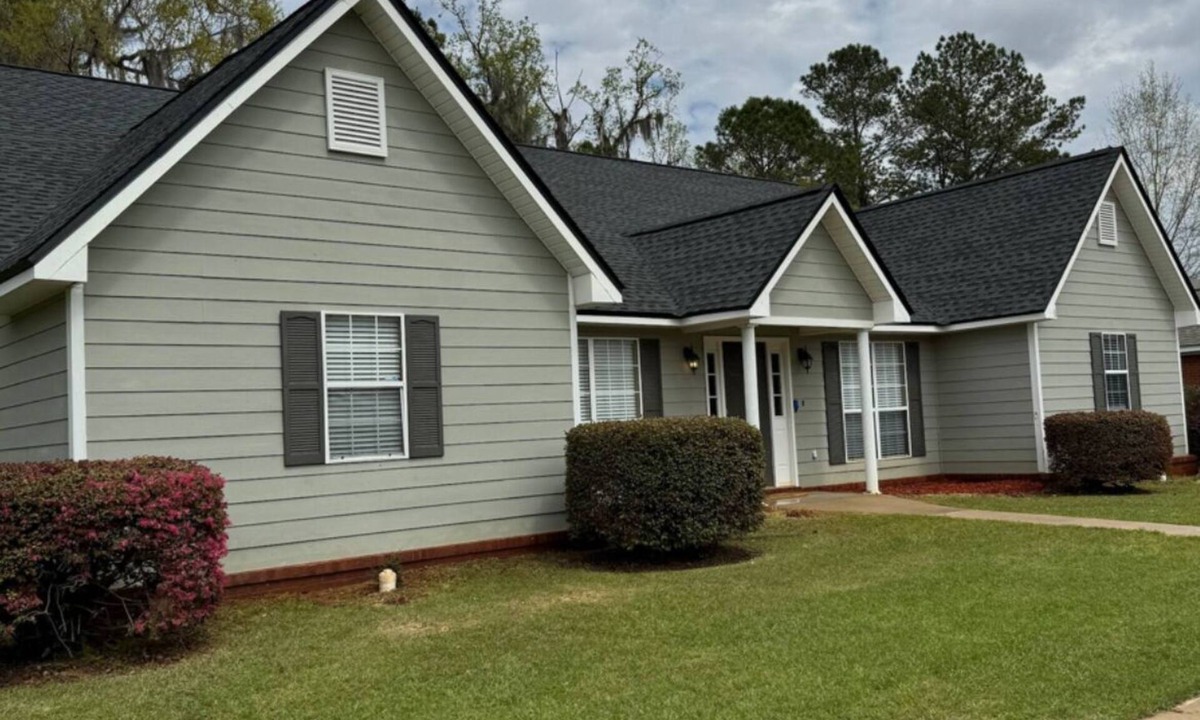 Albany House | 3-bedroom 2-bath house near town & hospital