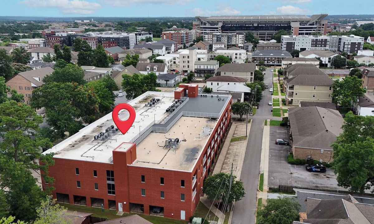 Tuscaloosa Condo | 3-bedroom 3.5 bath condo! Gated Parking, Roof Deck, Steps to Stadium & Strip!