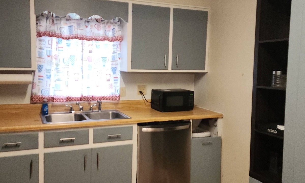 Tifton House | 3 bedroom close to downtown for business or pleasure travelers.