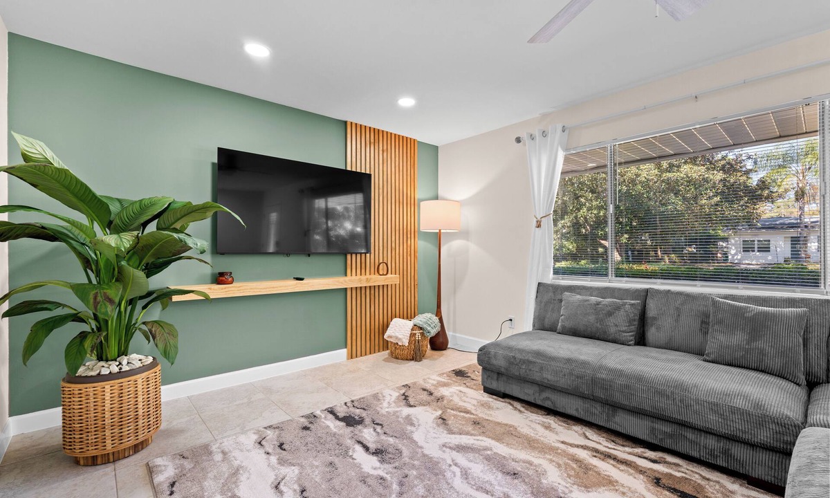 Gainesville Ski Chalet | 3-bedroom entire house with pool near UF and Santa Fe College.