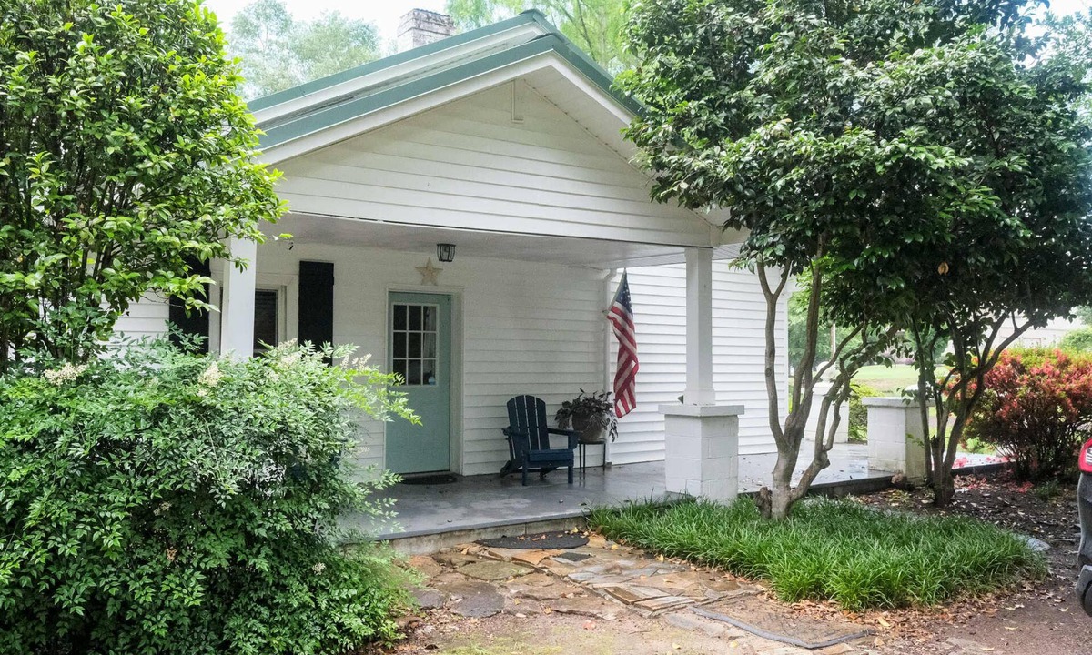 Six Mile House | 3-bedroom farmhouse cottage in Six Mile near Clemson