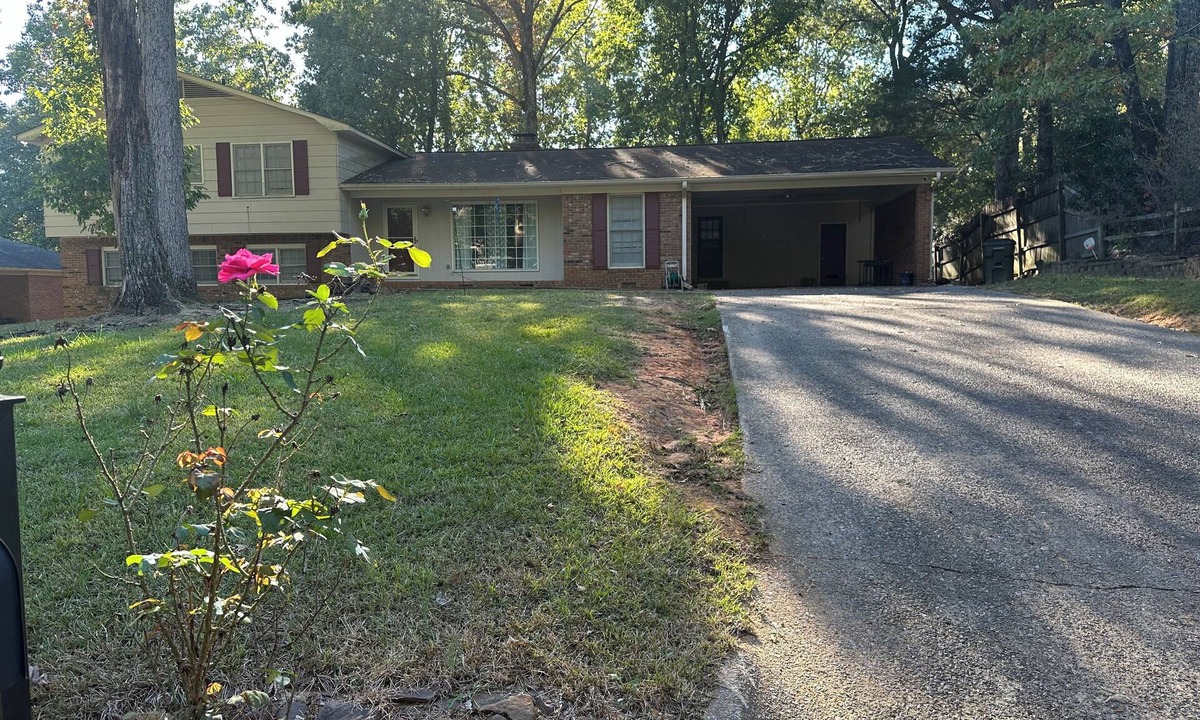 Woodland Hills House | 3-bedroom house in charming Tuscaloosa with AC Fireplace, and WiFi. Welcome home