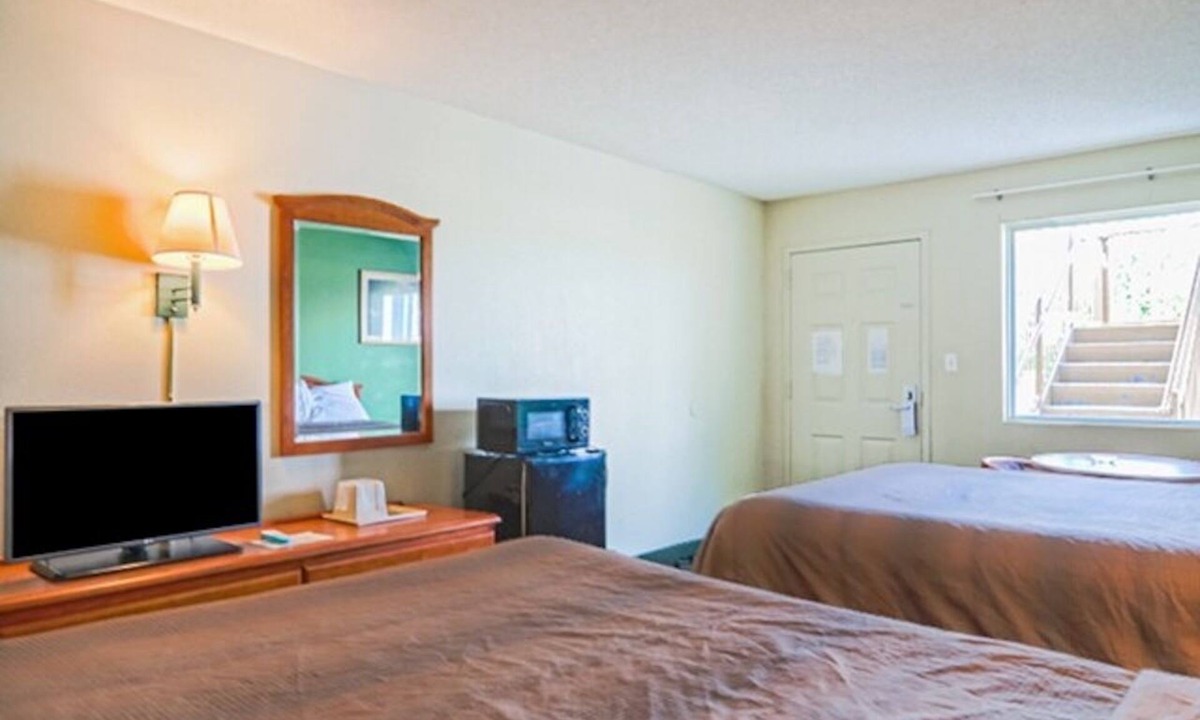 Ashburn Hotel | 3 Lodgings near Ashburn Heritage Park | Pet-Friendly Option | Free Parking