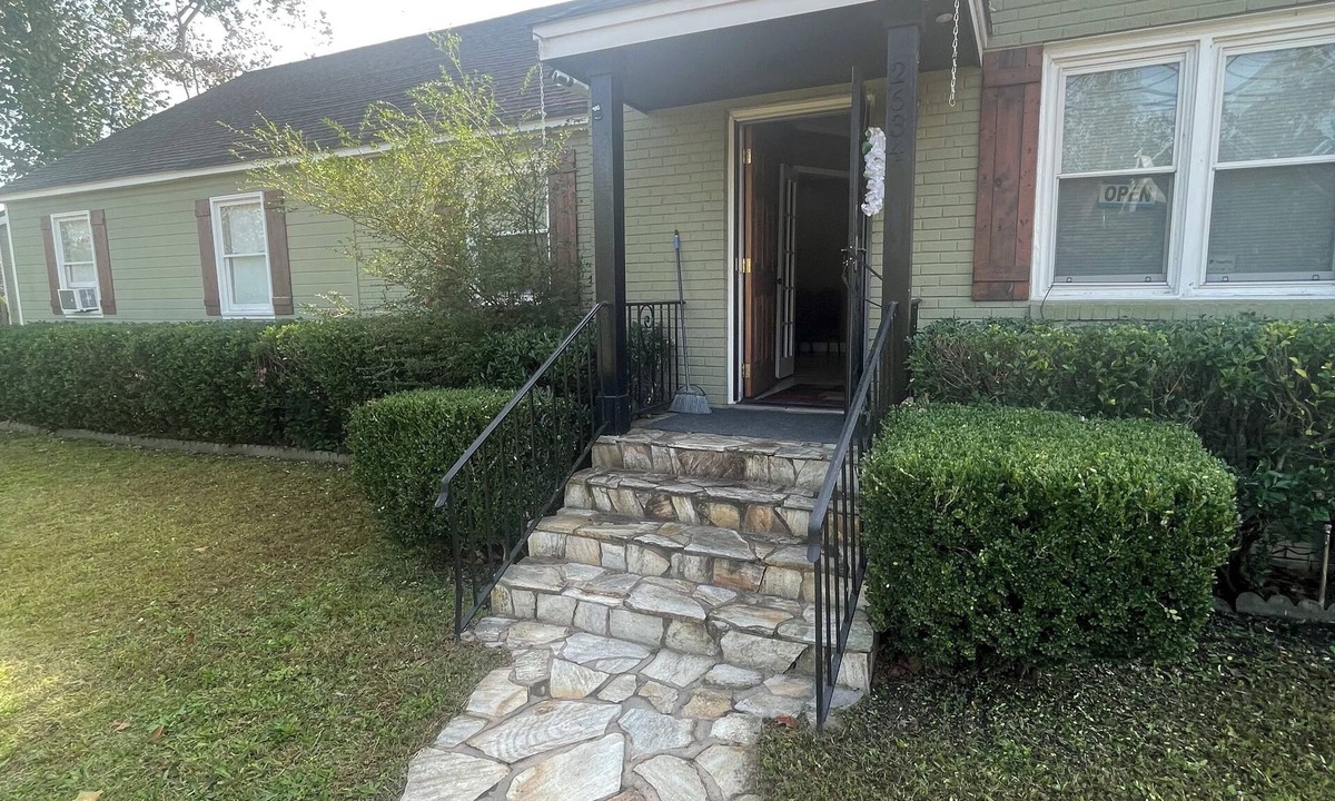 Augusta House | 3 miles to Hospital 6 miles to doctor's Hospital 7 miles from the masters