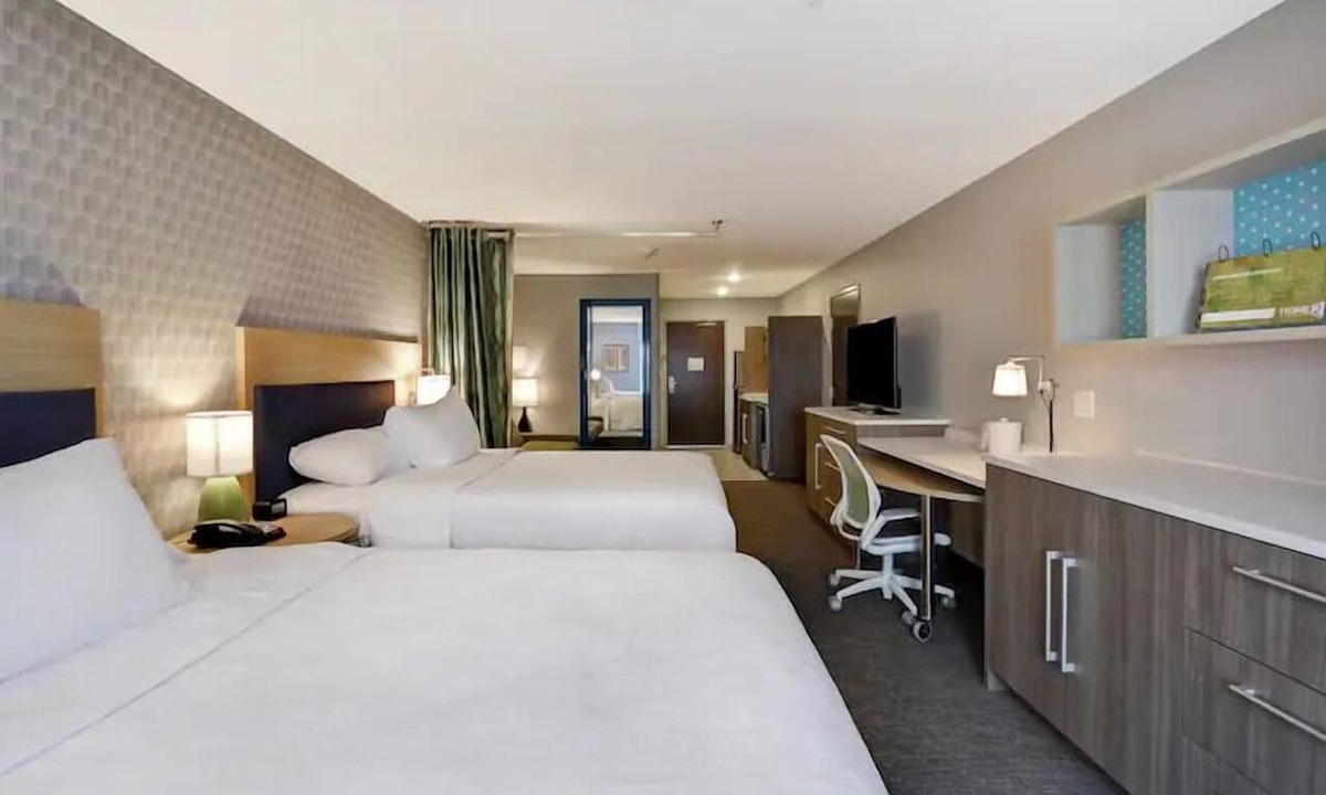 Alpine Center Hotel | 3 Relaxing Units Minutes to Frederik Meijer Gardens | FREE Breakfast, Pool!