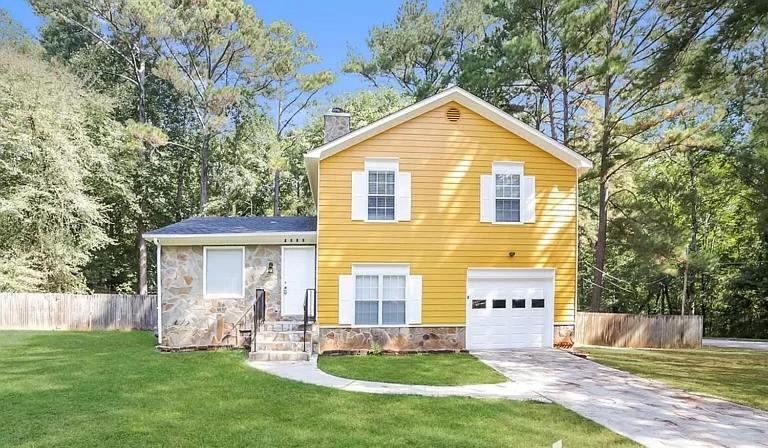 Ellenwood House | 3 Story leveled Corner Private Home with huge fenced backyard