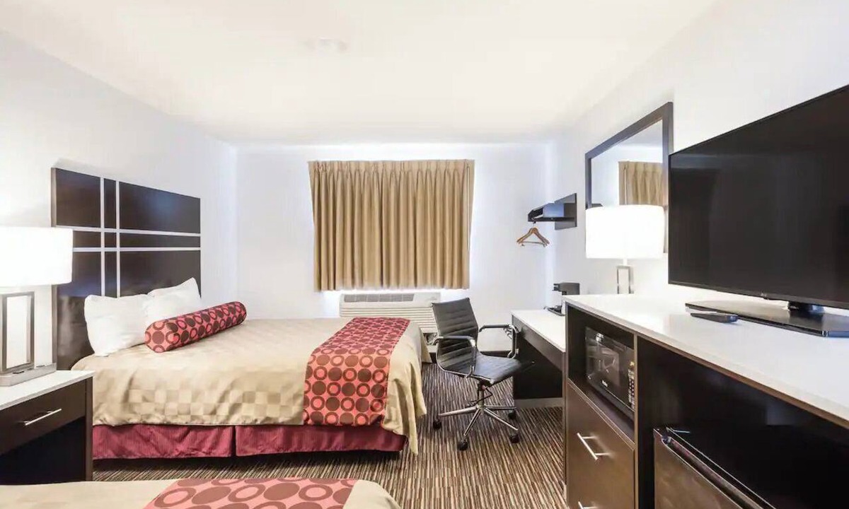 Charlotte Hotel | 3 Units | Charlotte, MI Stay | Near Downtown Attractions