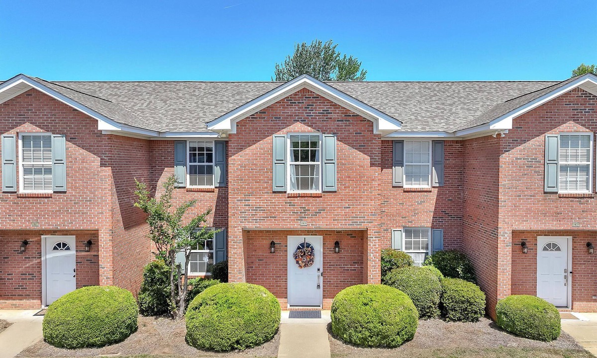 Auburn House | 3BR Auburn Townhome: Patio, New Kitchen, Quiet Stay