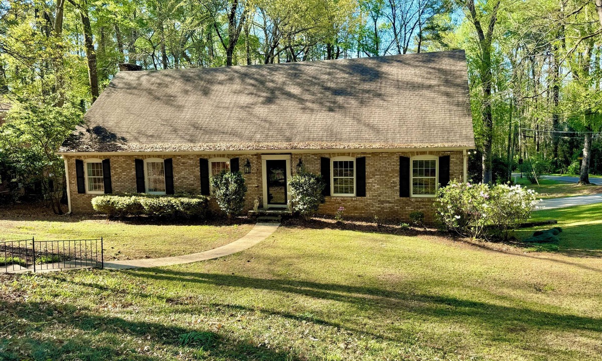 Tuscaloosa House | 4-bedroom house in the Historic District of Tuscaloosa. Walk to Bryant Denny!