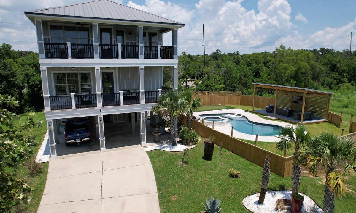 Gulfport House | 4 BR/4 Ensuite Bath/Games/Walk to Beach & Heated Pool/Spa