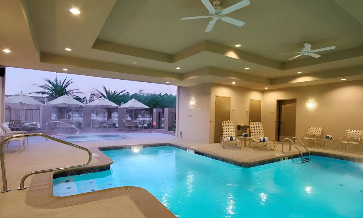 Covington Hotel | 4 Rooms Near Shops & Dining in Covington Perfect for Families and Groups