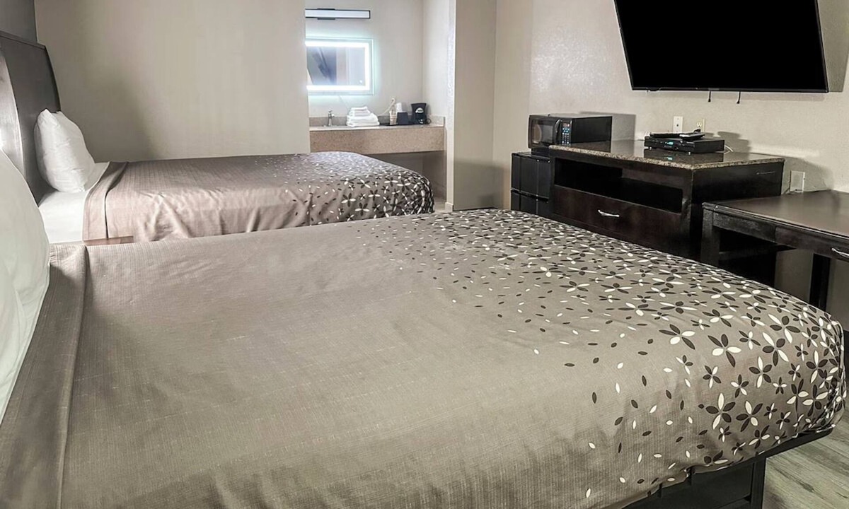 Guntersville Hotel | 4 Scenic Rooms w/2 Queens Perfect for Fishing & Boating at Guntersville Lake
