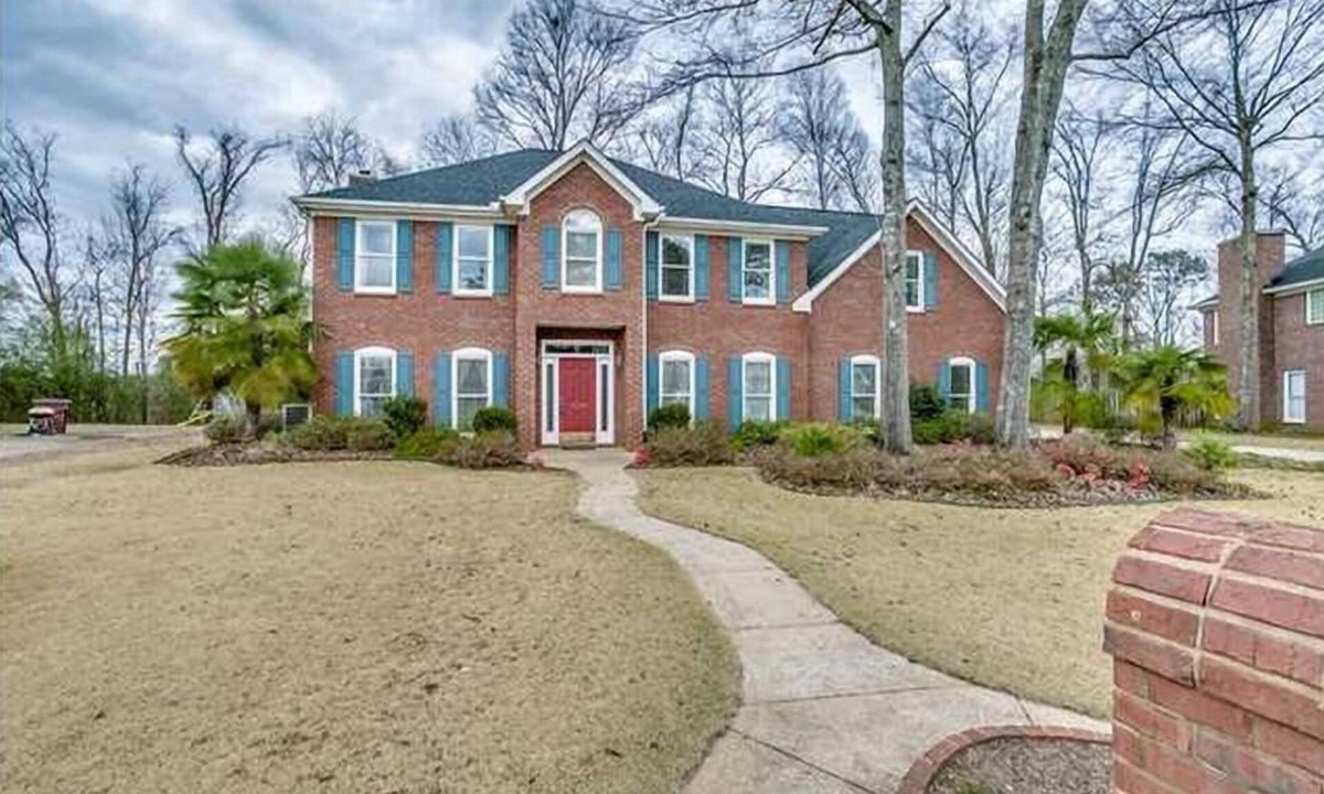 Taylorville House | 4BR 3.5BA 3400 ft2 home with short drive to campus