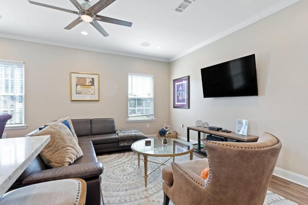 Tulane - Gravier House | 4BR Escape near Canal Streetcar w pool access