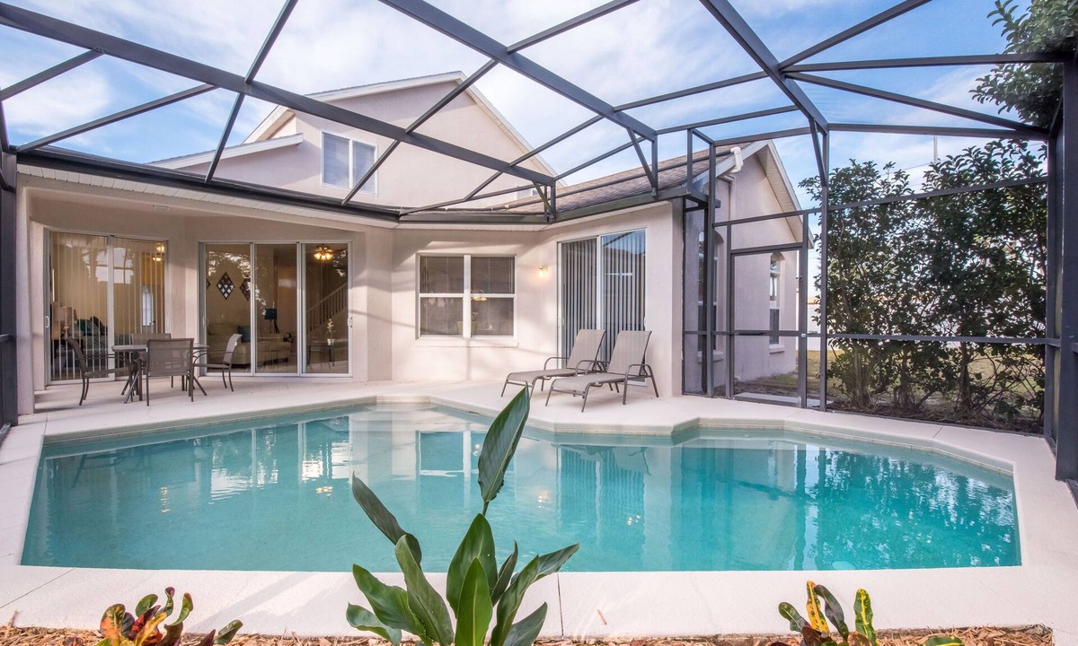 Tuscan Ridge Villa | 5 bed 3.5 bath spacious villa with free solar heated pool, sleeps 11 near Disney