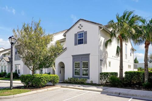 Davenport House | 5 Bedroom Townhouse with Pool and Resort Access