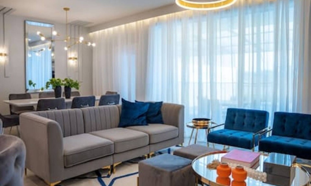 Loughman House | 5 Bedrooms townhouse W/Pool
