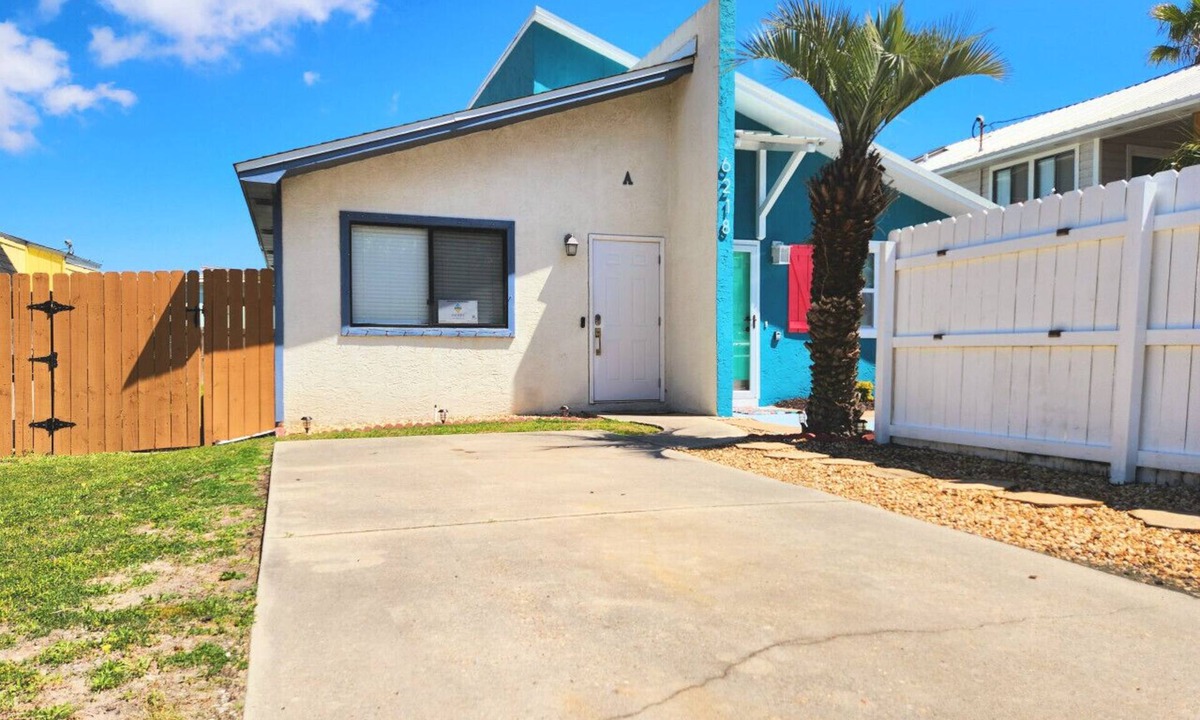 Crescent Beach House | 5 Min Walk to Sand | King Bed | Private Yard!