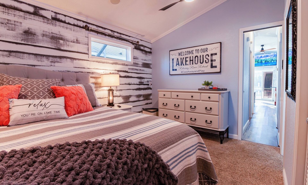 Bainbridge Boat Rental | 5-Star/2-BR Boathouse Fully Remodeled-Directly on the Flint River w/Amazing Deck