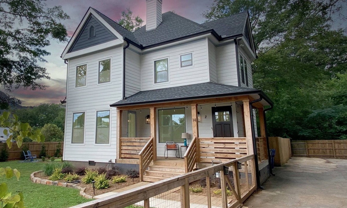 East Lake House | 5BR/4BTH Retreat, Putting Green, Walk to Restaurants!