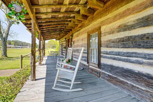 Hollywood Apartment | 6 Mi to Scottsboro: Apt w/Furnished Porch