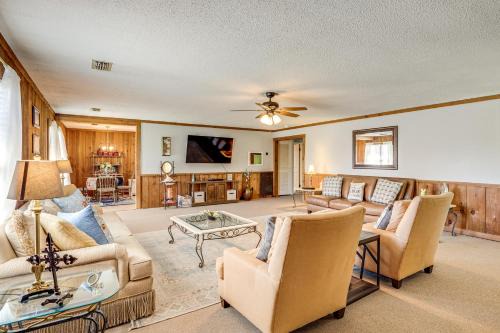 Hollywood Apartment | 6 Mi to Scottsboro: Pet-Friendly Cabin Apt